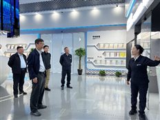 商店外的西装男人们站在一起
AI 生成的内容可能不正确。